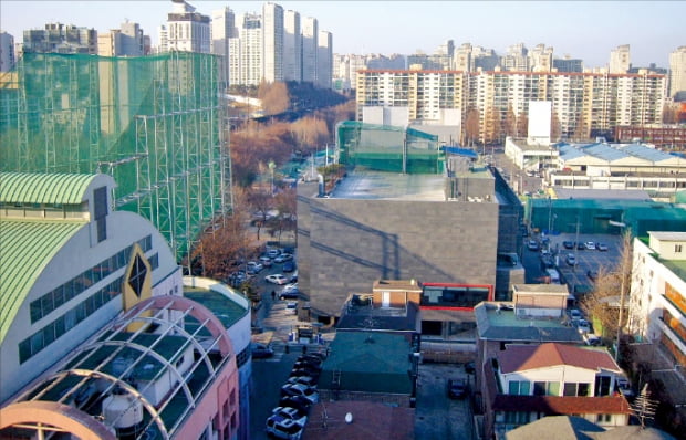 서울 서초동 코오롱 스포렉스 부지. 지상 25층 규모의 복합업무시설이 조성될 예정이다.  한경DB 