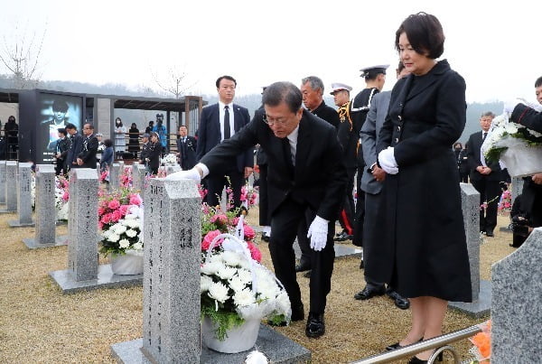 문재인 대통령 내외가 지난해 3월 27일 국립대전현충원에서 열린 제5회 서해수호의날 기념식에 참석한뒤 천안함 피격용사 묘역을 참배하고 있다. 청와대사진기자단