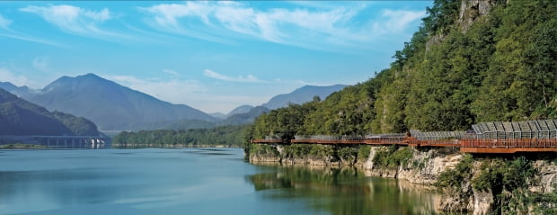 단양의 새로운 명소로 떠오른 단양강 잔도. 길이 1.2km의 산책로다.