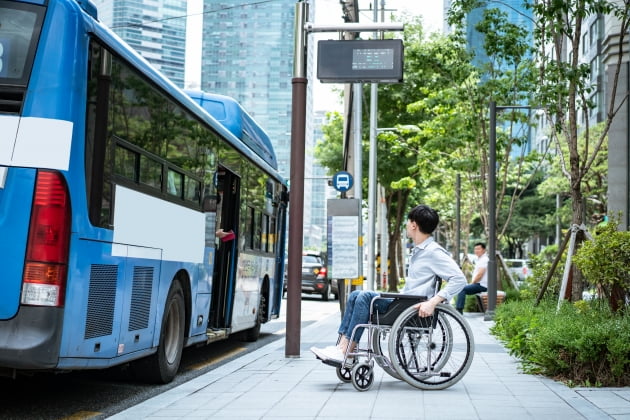 장애인만 돌아앉게 만든 버스 휠체어 좌석은 차별일까