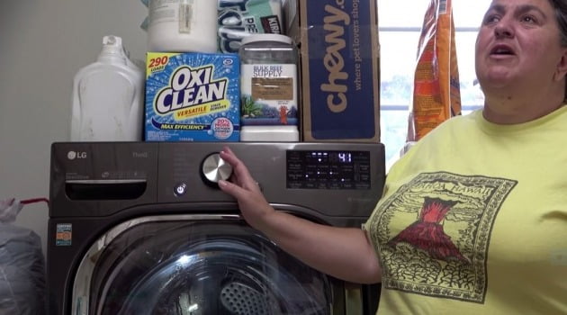 미국의 접근성 전문가인 루시 그레코가 LG전자 드럼세탁기에 대해 비평하고 있다. /루시 그레코 유튜브