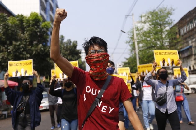 미얀마 최대 도시 양곤에서 군부 쿠데타 규탄 시위를 벌이는 시민들 /양곤 AP=연합뉴스