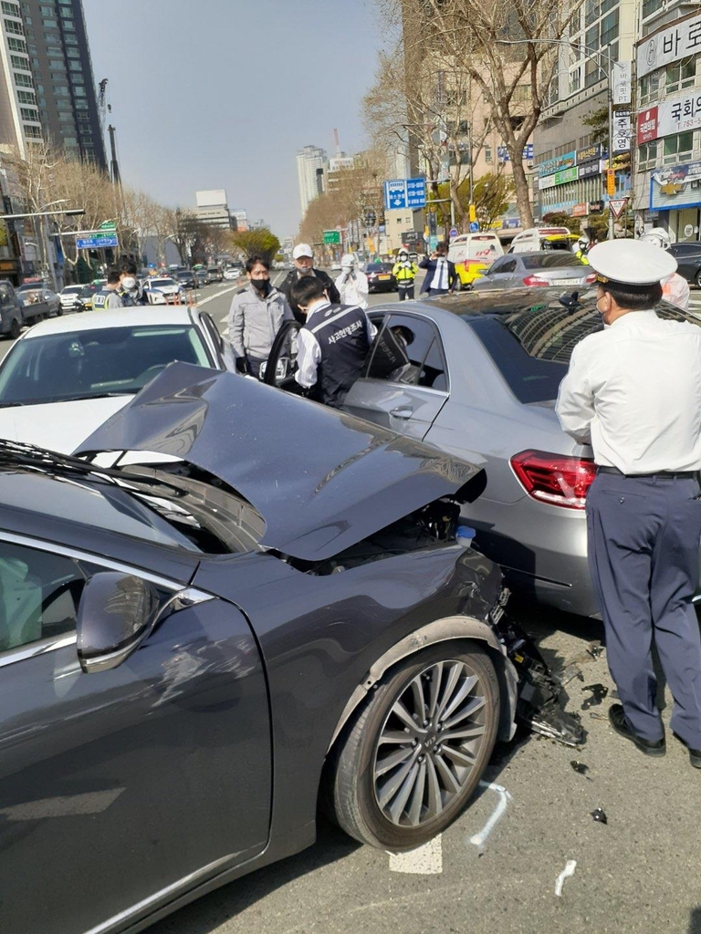 대구 만촌네거리서 3중 충돌…보행자 등 4명 부상