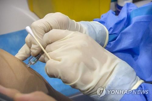 중국 전문가 "백신 접종률 불과 4%…서둘러 맞아야"