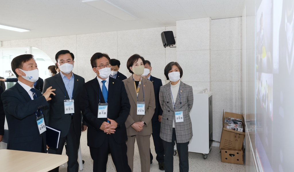 고교학점제 연구학교 방문한 유은혜 "대입제도 개선 논의 중"