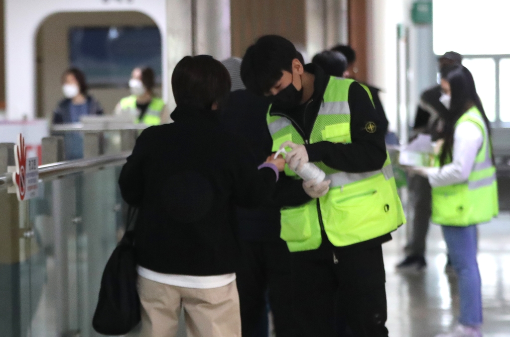 "소중한 한표 위해"…부산 사전투표 첫날 시민 발걸음 이어져(종합)