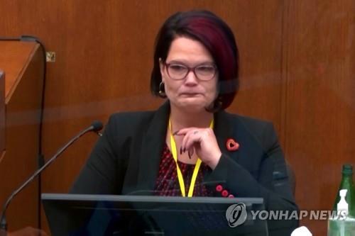 플로이드 살해혐의 경관 "그가 미친듯 날뛰어…목격자들 적대적"