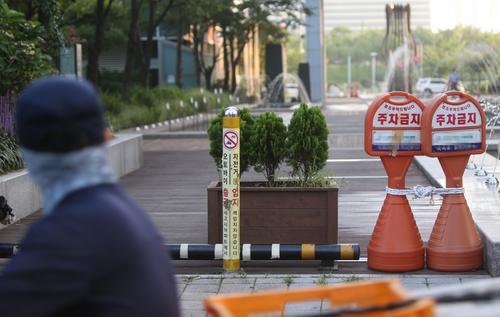 '오토바이 출입금지'…지나가려는 배달원과 막아서는 경비원