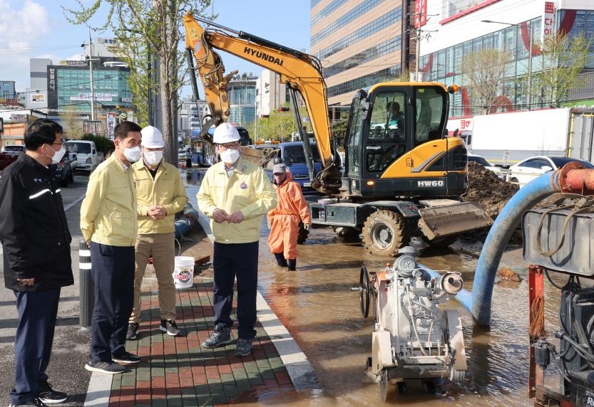 포항 상도동 600㎜ 상수도관 터져…인근 도로 통행 제한