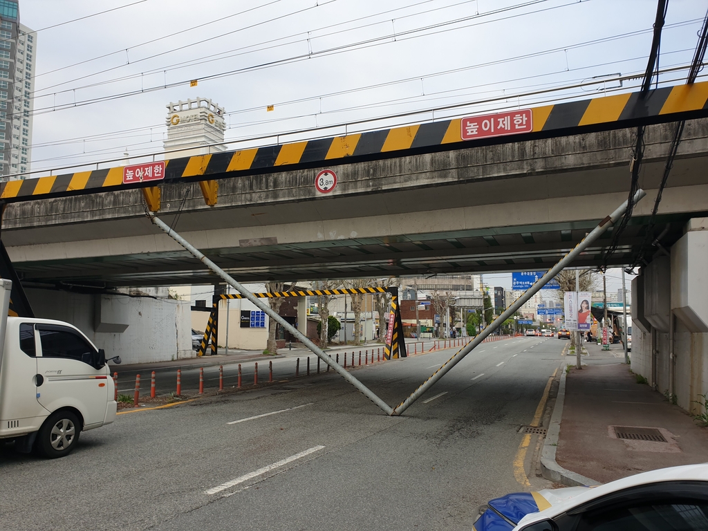 광주서 높이 제한 구조물 파손한 화물차 도주