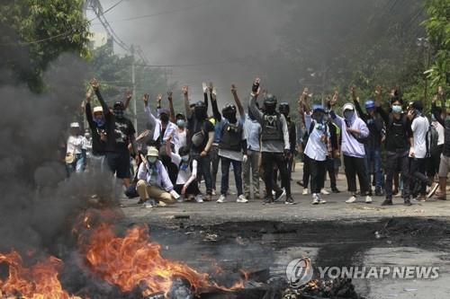 '이대로 당할 순 없다' 시위대 수류탄에 미얀마군 4명 폭사