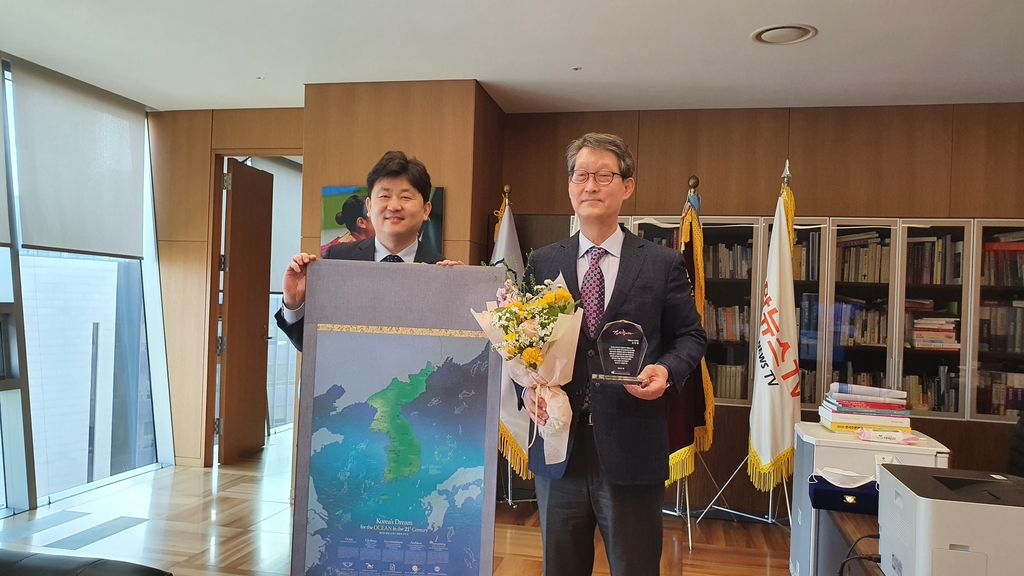 사이버 외교사절단 반크, 조성부 연합뉴스 사장에 감사패