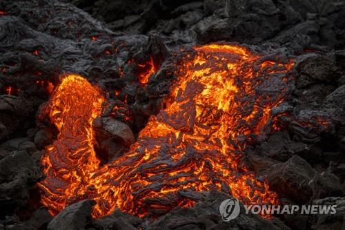 용광로 같은 아이슬란드 화산 다시 폭발하며 장관 연출