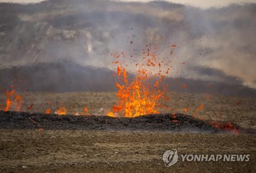 용광로 같은 아이슬란드 화산 다시 폭발하며 장관 연출