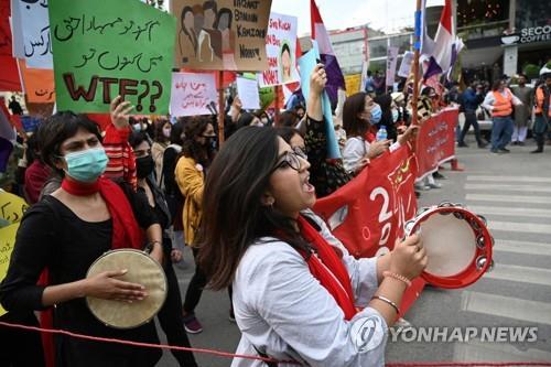 파키스탄 총리 "성폭력 막으려면 옷차림 얌전해야"…비난 폭주