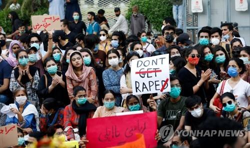 파키스탄 총리 "성폭력 막으려면 옷차림 얌전해야"…비난 폭주