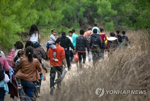 미국행 밀입국 대란 속 미성년자 수용시설서 학대 의혹