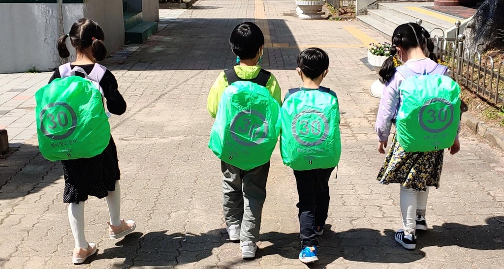 구리시, 초등생 가방 덮개 지원…안전한 등하굣길 조성