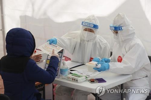"4차 유행우려되는데"…열·기침에도 검사 외면해집단감염