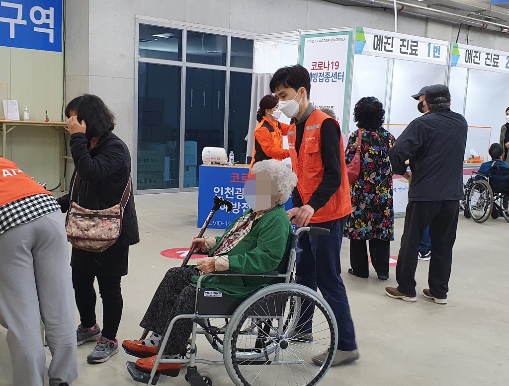 2시간 달려 접종 돕는 의학도…방역 일손 부족 메꾸는 봉사자들