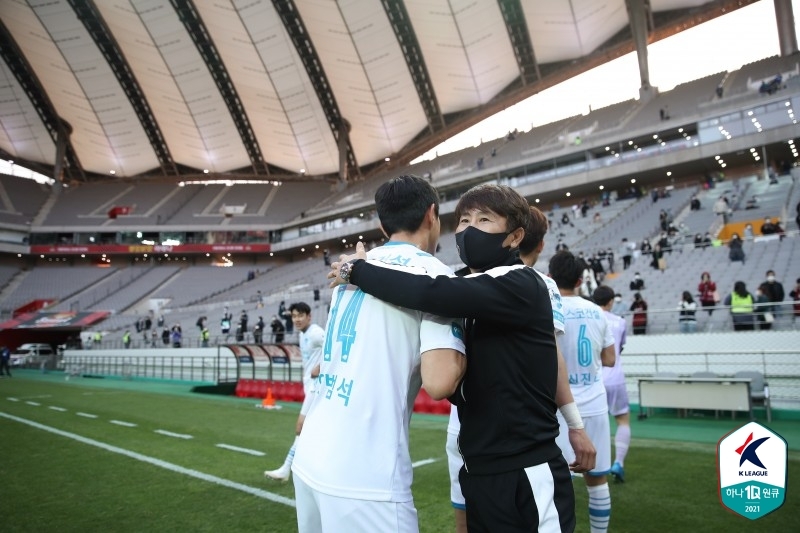 7경기 만의 승리 김기동 포항 감독 "1승이 이렇게 힘들 줄이야"