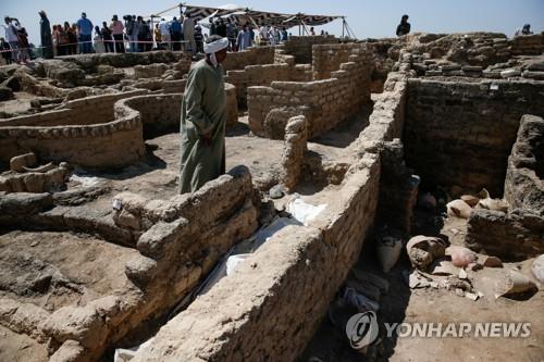 [사진톡톡] 언론에 공개된 3천400년전 이집트 '황금도시' 유적