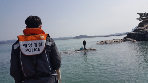 한밤중 갯벌서 "사람 살려" 외침…행인이 듣고 신고해 부부 구조(종합)