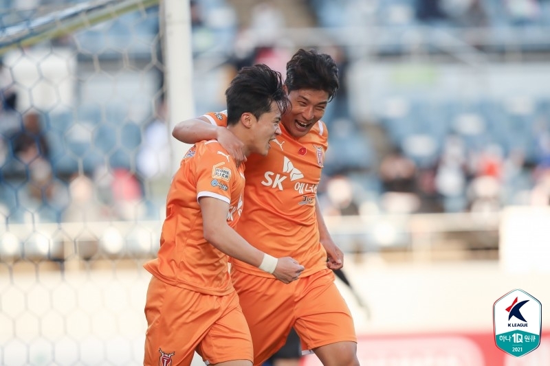 '주민규 멀티골' 제주, 수원에 2-1 역전승…6경기 만에 승리