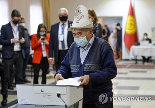 키르기스, 강력한 대통령제 개헌 성공…"국민투표서 79% 지지"