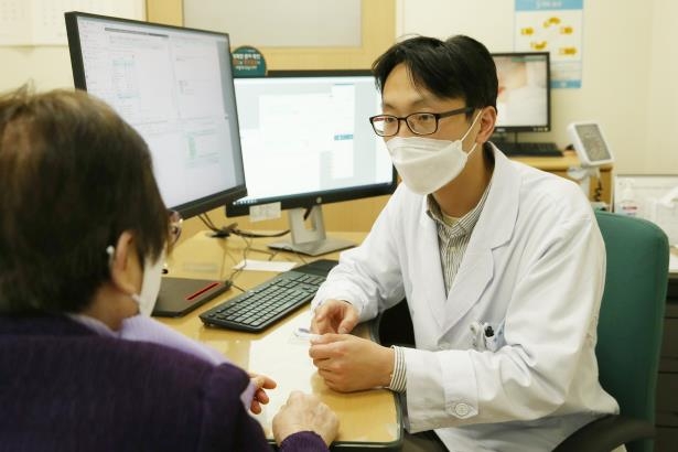 신체기능 저하노인, 건강노인보다 변비 4배…"노쇠 신호"