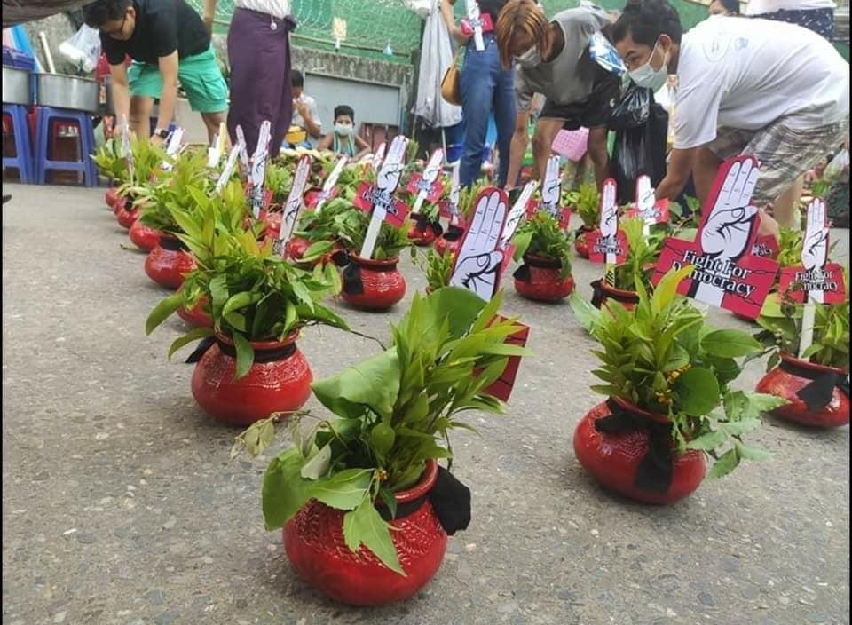 물축제로 유명한 전통설 띤잔인데…양곤시청 광장엔 군경 트럭만