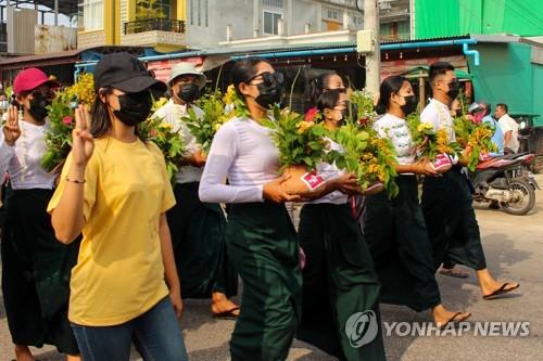 물축제로 유명한 전통설 띤잔인데…양곤시청 광장엔 군경 트럭만