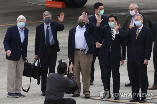 '밀착' 과시한 미·대만…차이잉원 "미국에 힘 보탤 것"(종합2보)