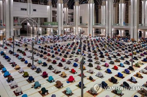 "굶지 말랬지"…말레이서 라마단 금식 경호원들에 고용주가 매질