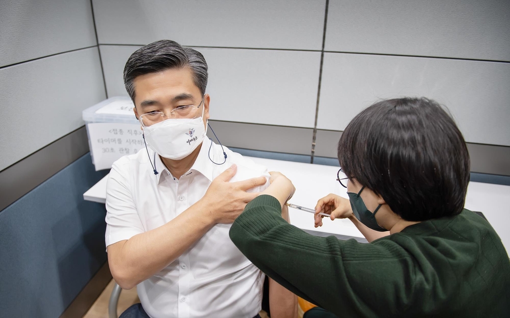 서욱 국방장관·원인철 합참의장 코로나 백신 접종