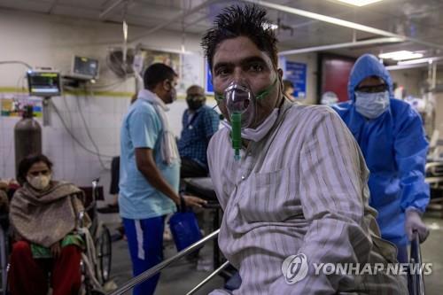 '한 병상 두 환자' 벼랑끝 印병원…시골선 뒤엉켜 소똥싸움 축제(종합)