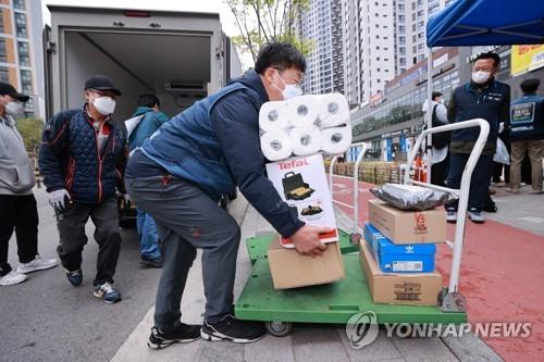 '택배 갈등' 해결책이 손수레·저상차량?…"대안 찾아야"