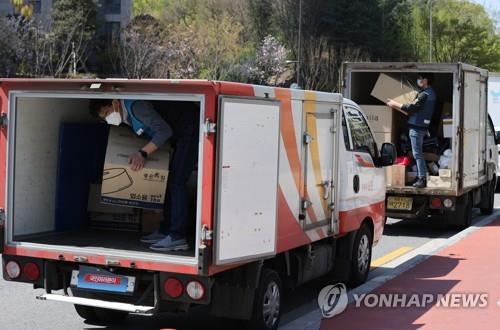 '택배 갈등' 해결책이 손수레·저상차량?…"대안 찾아야"