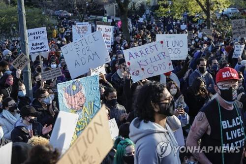 "손 들었으니 쏘지 마" 미 13세 소년 총격피살 항의 시위