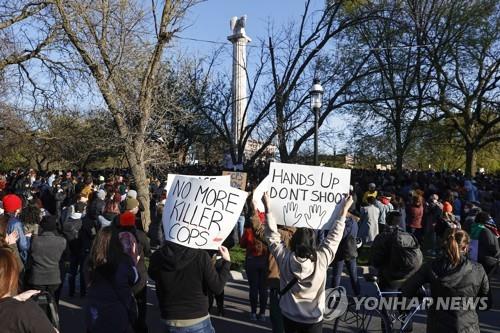 "손 들었으니 쏘지 마" 미 13세 소년 총격피살 항의 시위