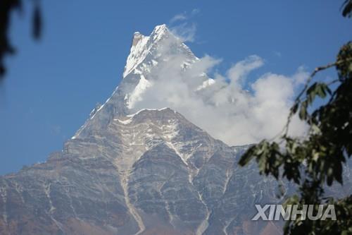 안나푸르나봉 하루 68명 등정 기록…네팔 여성 산악인 6명 포함