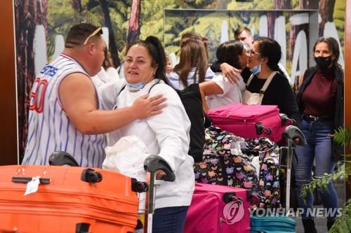 호주-뉴질랜드 여행버블로 '코로나 이산가족' 눈물의 상봉