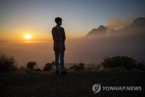 남아공 테이블마운틴 산불 사흘만에 대체로 잡혀