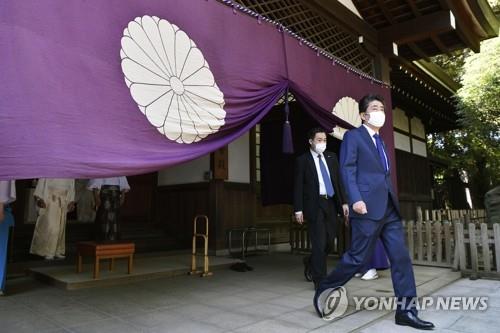 스가, '전범합사' 야스쿠니신사에 공물 바쳐…아베는 참배