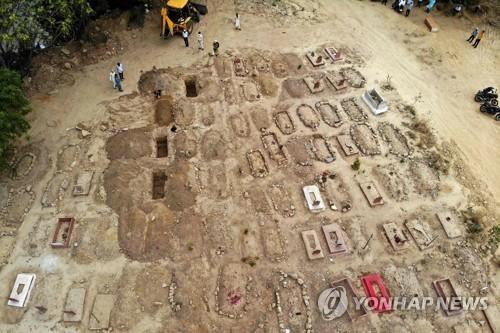 '통제 불능' 인도 코로나 확산세…신규 확진 30만명 육박