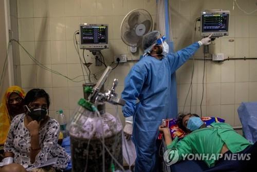 '통제 불능' 인도 코로나 확산세…신규 확진 30만명 육박