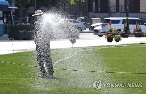 4월에 벌써 반소매 차림…중부·경북내륙 초여름 날씨