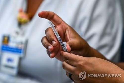 미 성인 3명중 1명, 코로나 백신 접종 마쳐…고령자는 5명중 3명