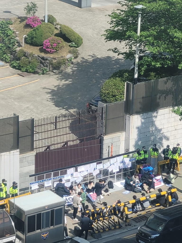 부산청년들 일본영사관 앞 이틀째 시위…"영사관 폐쇄하라"