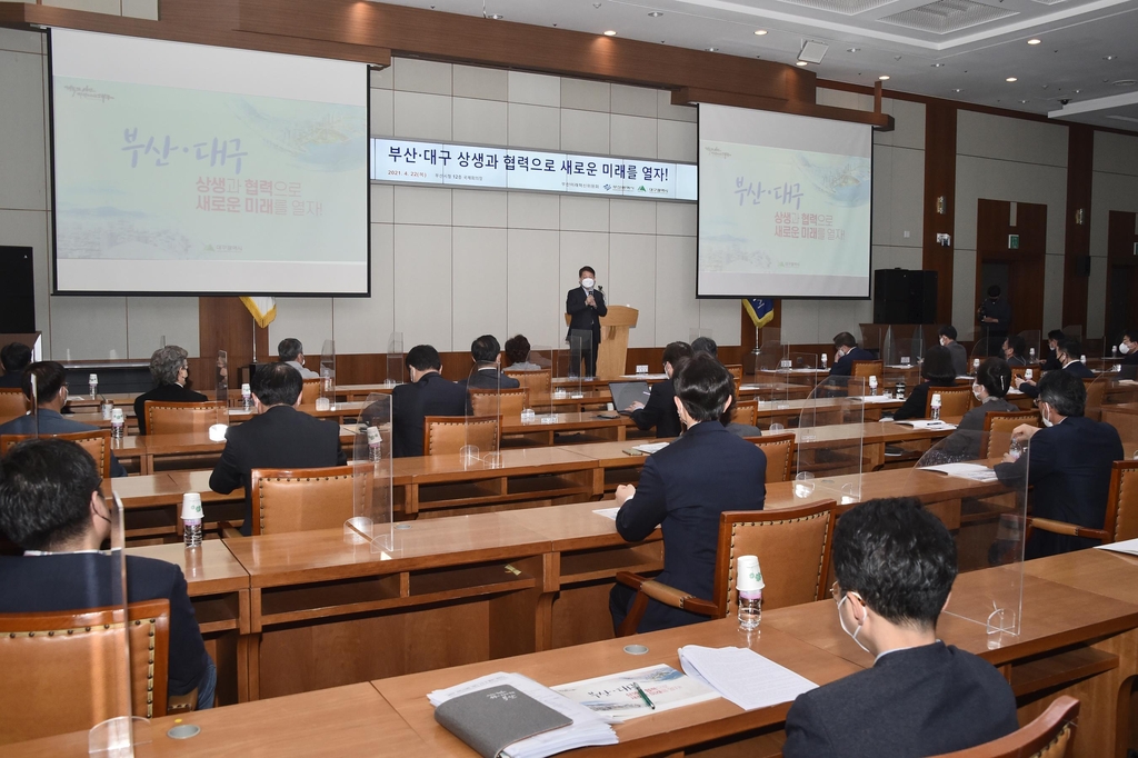 권영진 대구시장 "동남권 아닌 남부권 메가시티 만들어야"(종합)